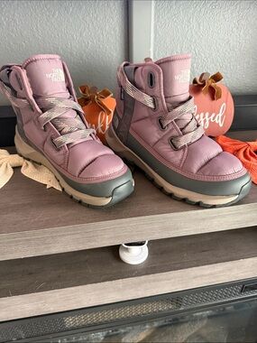 The North Face  LACE UP LUXE WATERPROOF MAUVE  and Gray Insulated Boots. NEW!